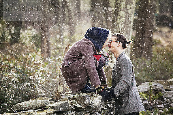 Seitenansicht eines romantischen Paares im Wald im Winter