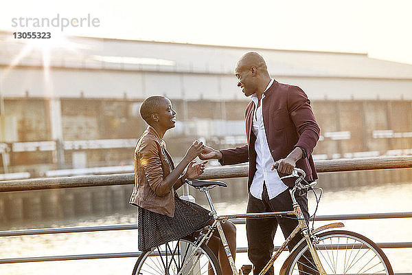 Mann schenkt Frau auf Fahrrad sitzende Blume