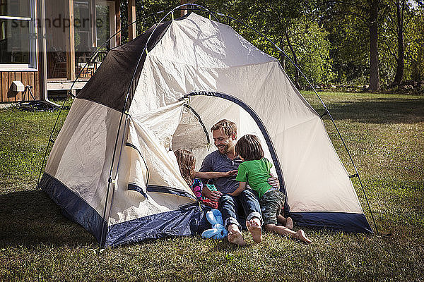 Glückliche Kinder beim Genießen im Zelt