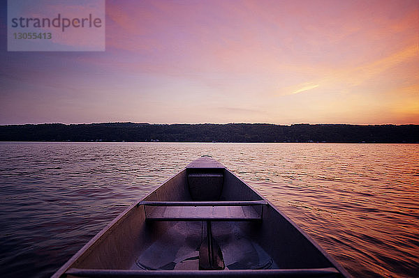 Ausschnittsbild eines Bootes auf dem See gegen den Himmel bei Sonnenuntergang
