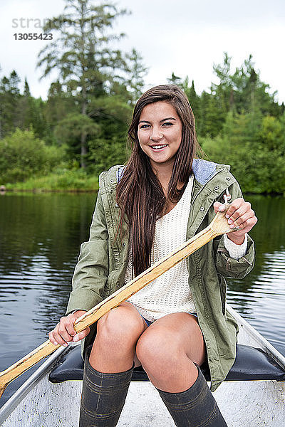 Porträt einer glücklichen Frau beim Bootfahren im Fluss