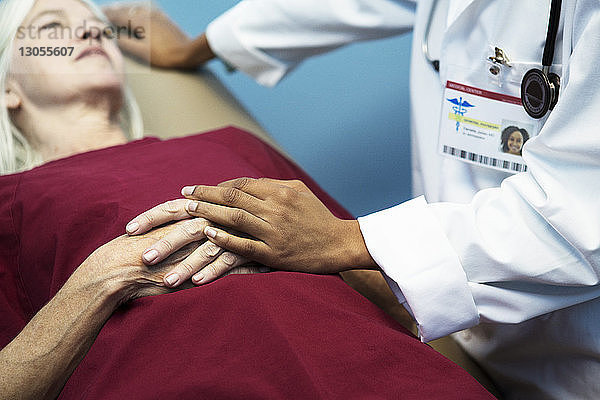 Arzt mit Patient im Krankenhaus