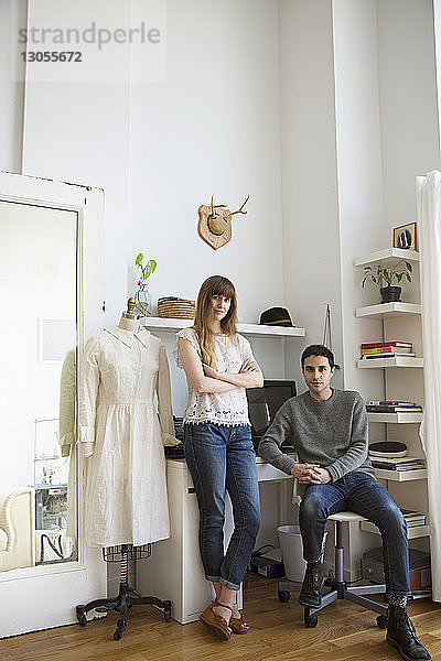 Porträt eines Modedesigners und einer Modedesignerin im Atelier
