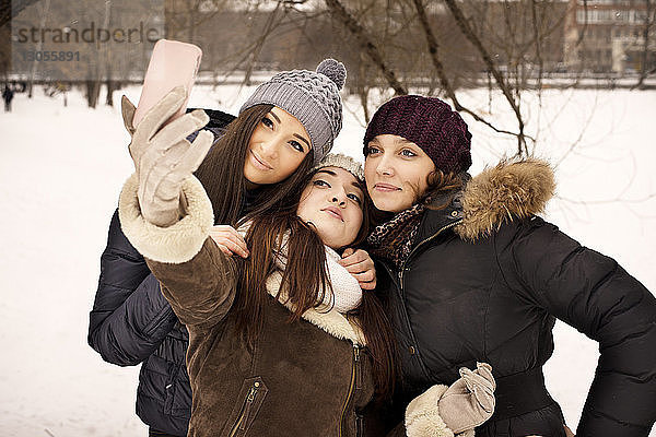 Frau  die im Winter mit Freunden aufs Feld geht