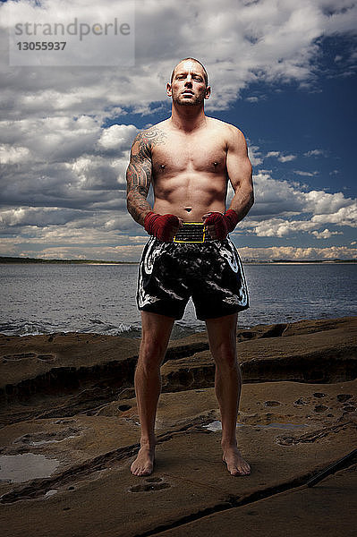 Porträt eines am Strand stehenden männlichen Boxers