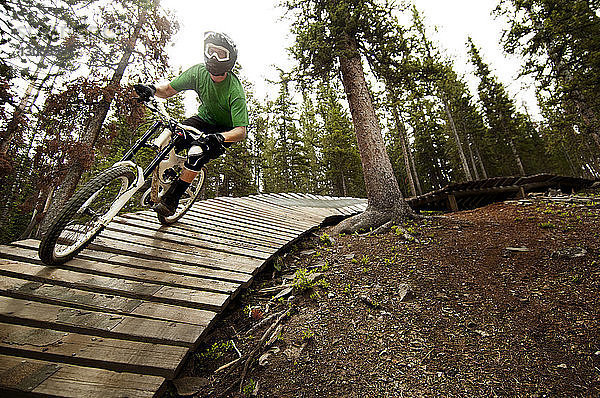 Mountainbike-Radfahren auf Sportrampe im Wald