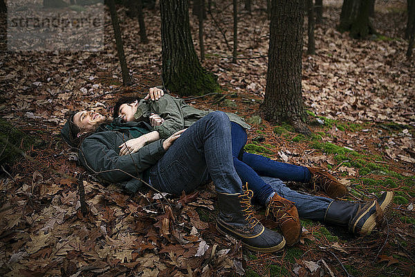 Auf dem Feld im Wald liegendes Ehepaar