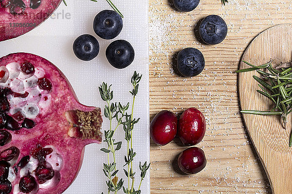 Draufsicht auf Granatapfel und Beeren auf dem Tisch