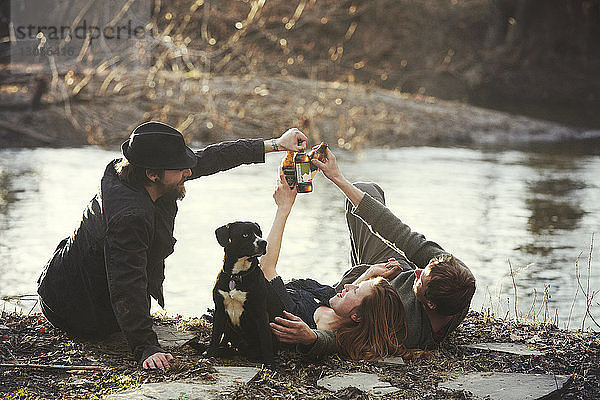 Freunde trinken gerne am Flussufer