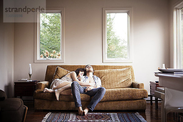 Paar entspannt zu Hause auf dem Sofa