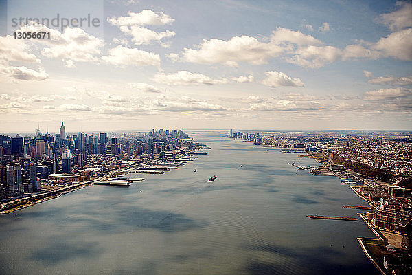 Blick auf den Fluss in New York City bei bewölktem Himmel