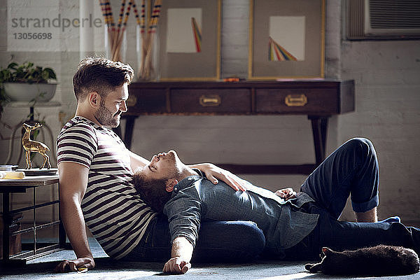 Seitenansicht eines zu Hause sitzenden schwulen Paares