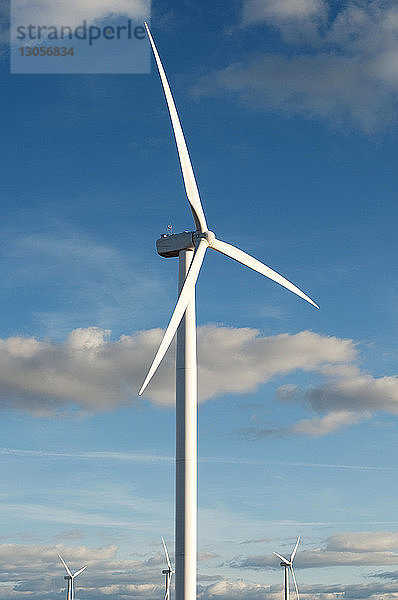 Windturbinen gegen den Himmel an einem sonnigen Tag