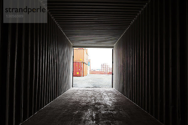 Handelsdock durch Frachtcontainer gesehen