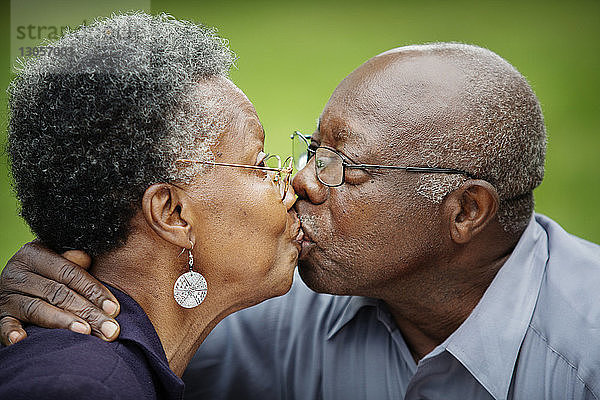 Nahaufnahme eines älteren Paares  das sich im Hinterhof küsst