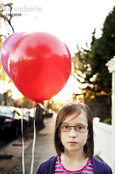 Porträt eines Mädchens mit Luftballons