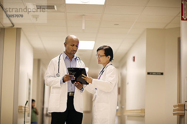 Ärztin zeigt dem Arzt im Krankenhaus Berichte