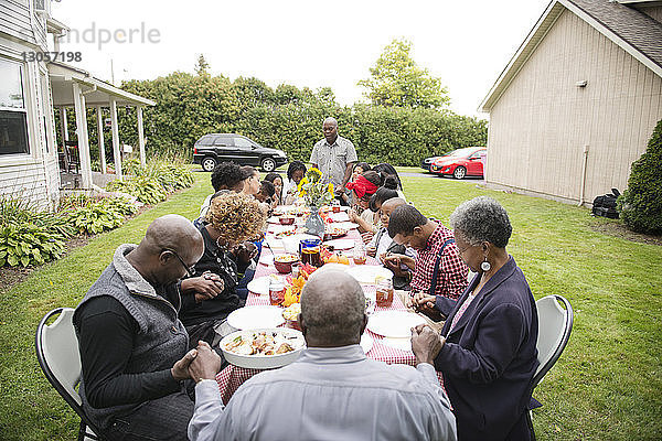 Familie und Freunde essen Essen am Picknicktisch
