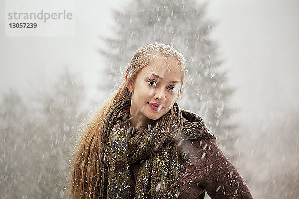 Porträt einer glücklichen Frau im Wald im Winter