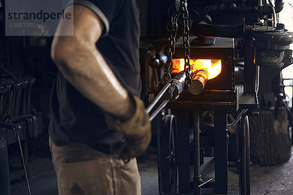 Mittelteil eines Schmiedestabs im Ofen der Werkstatt