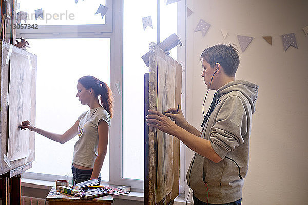 Künstler zeichnen auf Leinwänden im Workshop