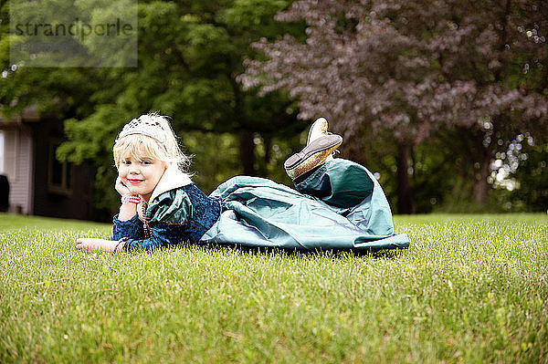 Porträt eines Mädchens  das sich auf einem Grasfeld im Park entspannt