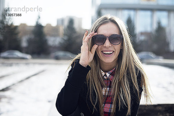 Porträt einer glücklichen Frau mit Sonnenbrille