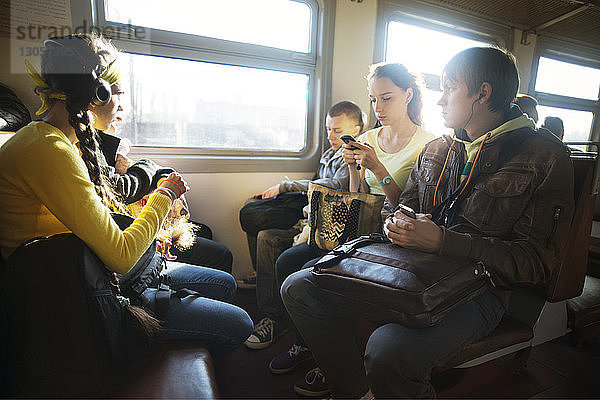 Freunde reisen an sonnigen Tagen im Zug