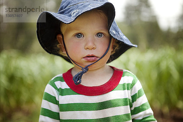 Porträt eines süßen Jungen auf einem Bauernhof
