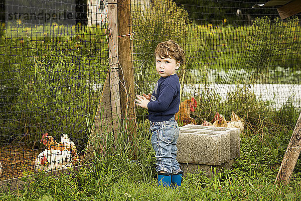 Bildnis eines auf dem Feld stehenden Jungen