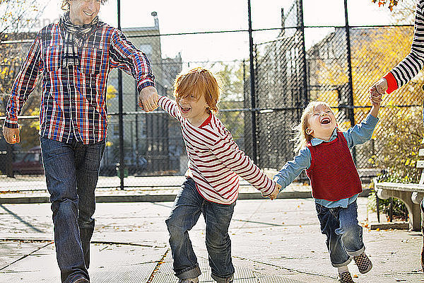 Glückliche Kinder mit Eltern im Park