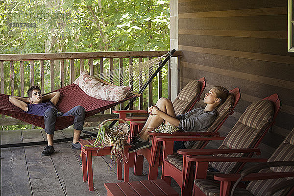 Paar entspannt sich zu Hause auf der Veranda