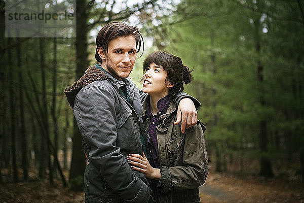 Porträt eines Mannes mit Frau im Wald stehend
