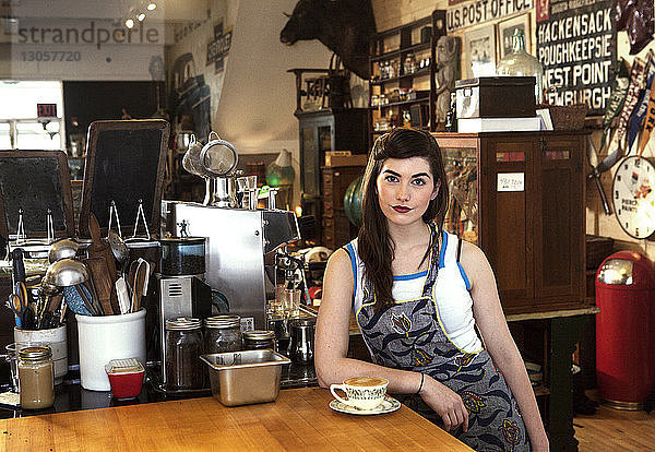 Porträt einer Besitzerin im Cafe