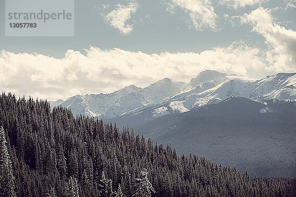 Schneebedeckte Berge gegen den Himmel