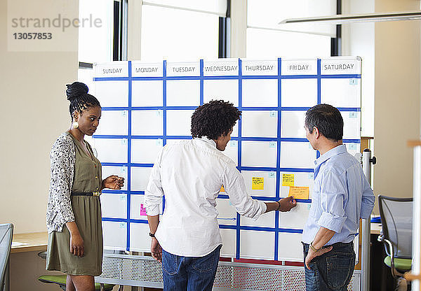 Geschäftskollegen planen Strategie am Whiteboard im Büro