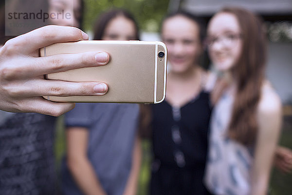 Freunde nehmen Selfie mit Smartphone