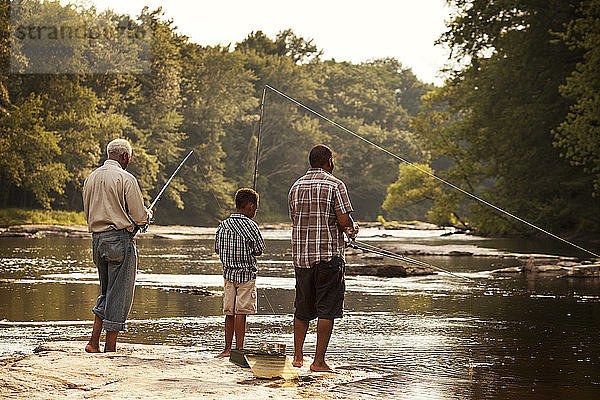 Rückansicht des Familienangeln am See