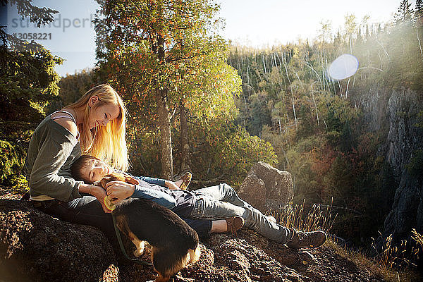 Paar entspannt auf dem Berg