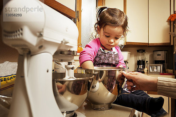 Tochter und Mutter kochen zu Hause in der Küche