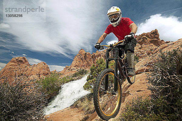 Mountainbike-Radfahren am Fluss