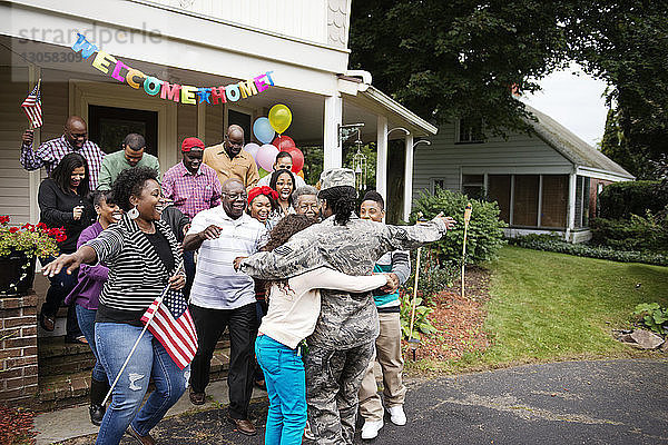 Weiblicher Soldat umarmt Familie und Freunde