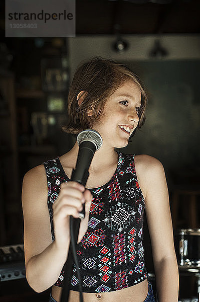 Mädchen schaut weg  während sie im Aufnahmestudio singt