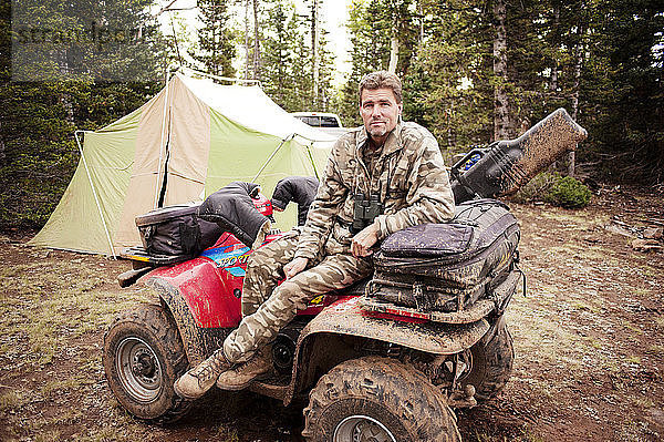 Porträt eines Scharfschützen auf einem Quadbike