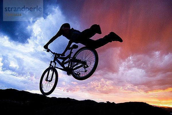 Silhouette eines Mountainbikers gegen den Himmel