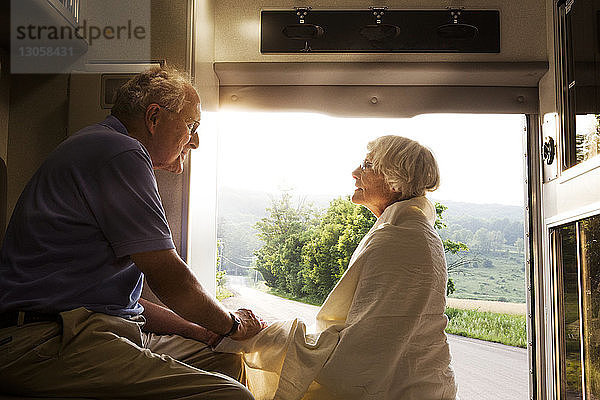 Älteres Ehepaar sitzt im Krankenwagen