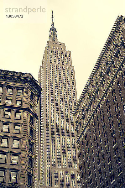 Niedrigwinkelansicht des Empire State Building gegen den Himmel