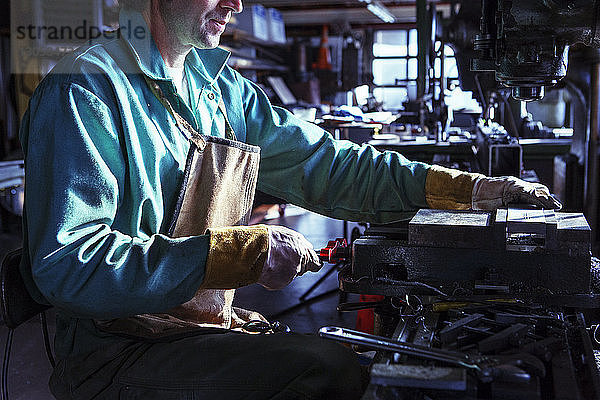 Mittelteil eines Arbeiters  der Maschinen in der Werkstatt benutzt