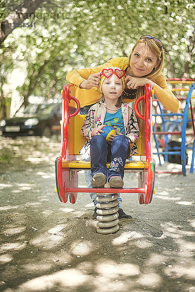 Porträt von Mutter und Tochter auf Frühlingsfahrt im Park