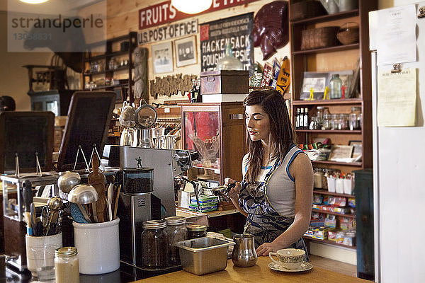 Weibliche Besitzerin arbeitet in einem Coffeeshop